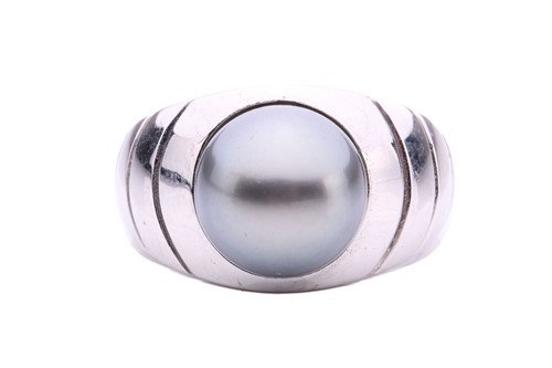 Lot 44 - A Black Tahitian pearl set dress ring,...