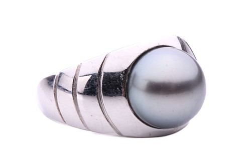 Lot 44 - A Black Tahitian pearl set dress ring,...