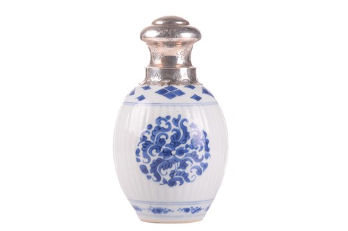 Lot 124 - A Chinese blue and white porcelain ovoid...