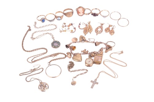 Lot 128 - A mixed group lot of gold jewellery. Group...