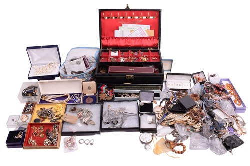 Lot 250 - A large collection of costume jewellery and...