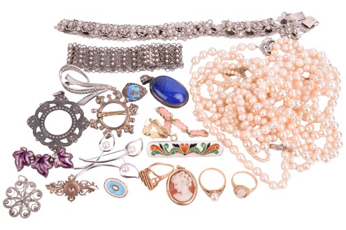Lot 209 - A collection of mixed jewellery items...
