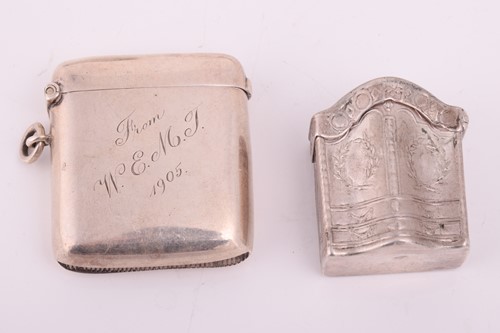 Lot 423 - A silver gilt matchbox case with engine turned...