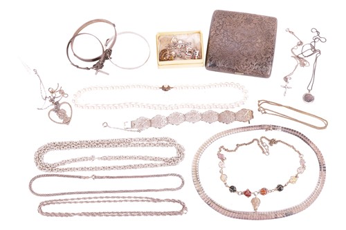 Lot 72 - A collection of jewellery; including an agate...