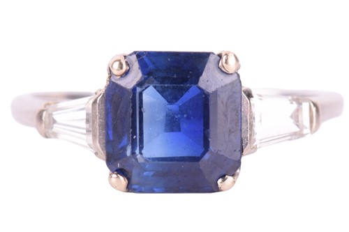 Lot 124 - A sapphire and diamond three-stone ring,...