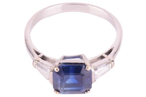 Lot 124 - A sapphire and diamond three-stone ring,...