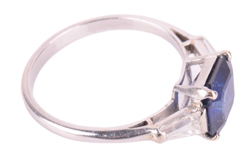 Lot 124 - A sapphire and diamond three-stone ring,...