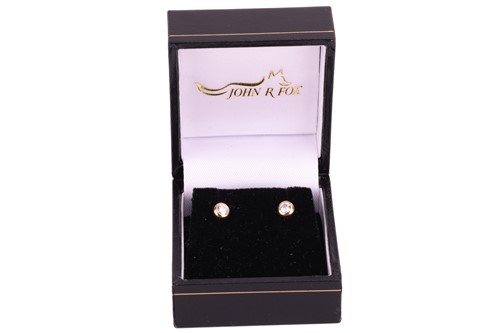 Lot 19 - A pair of diamond stud earrings in 18ct yellow...