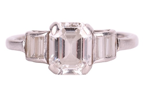 Lot 117 - A diamond engagement ring, set with a central...