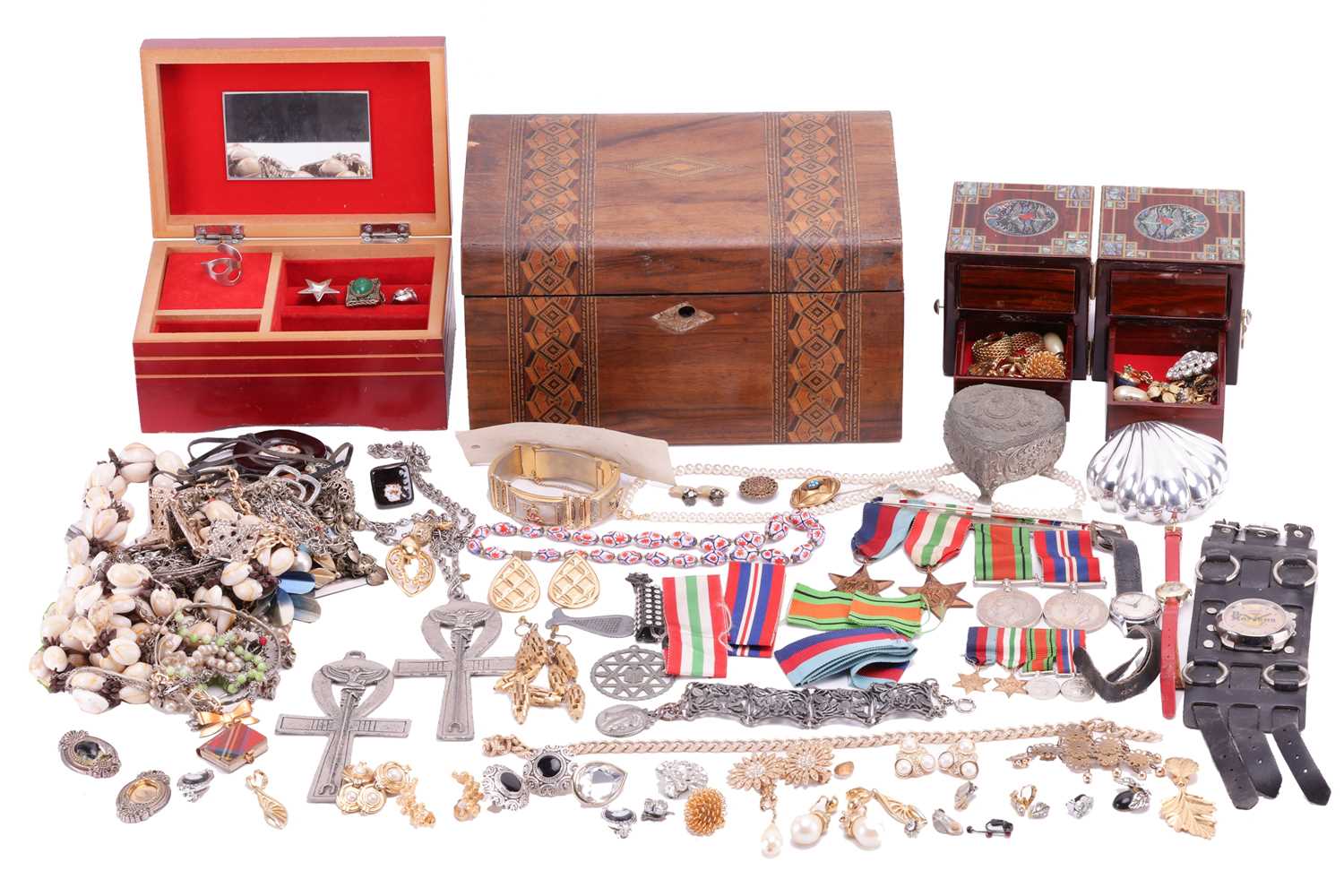 Lot 28 - A quantity of costume jewellery, a group of...