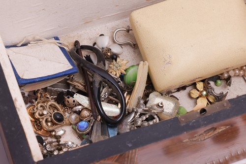 Lot 28 - A quantity of costume jewellery, a group of...