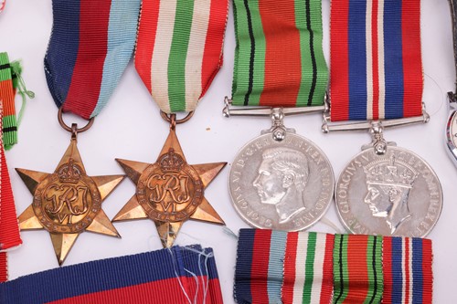 Lot 28 - A quantity of costume jewellery, a group of...