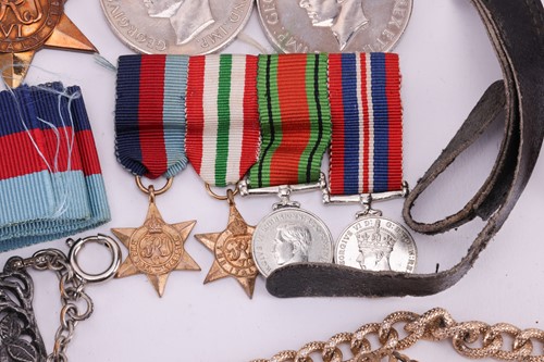 Lot 28 - A quantity of costume jewellery, a group of...