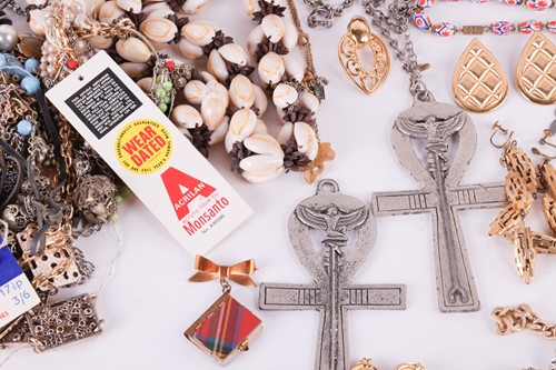 Lot 28 - A quantity of costume jewellery, a group of...