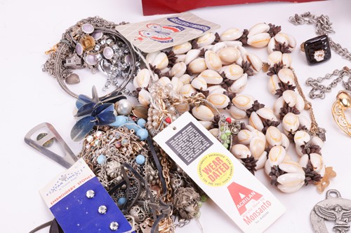 Lot 28 - A quantity of costume jewellery, a group of...