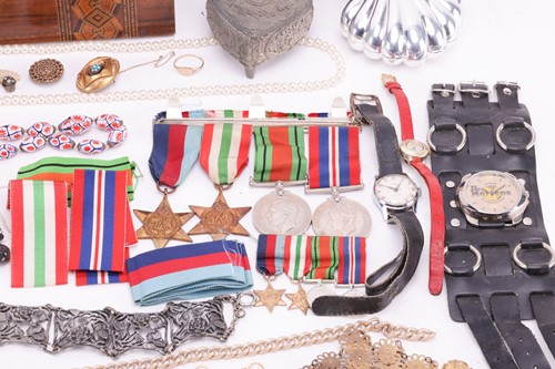 Lot 28 - A quantity of costume jewellery, a group of...