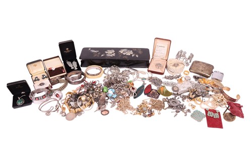 Lot 213 - A large quantity of costume jewellery,...