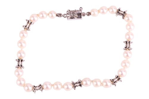 Lot 45 - A Mikimoto cultured pearl bracelet and a...