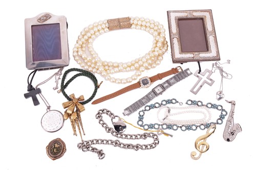 Lot 186 - A mixed collection of jewellery and silver...