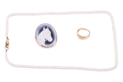 Lot 176 - A collection of jewellery items including a...