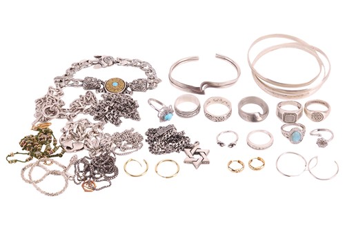 Lot 98 - A collection of mixed jewellery items...