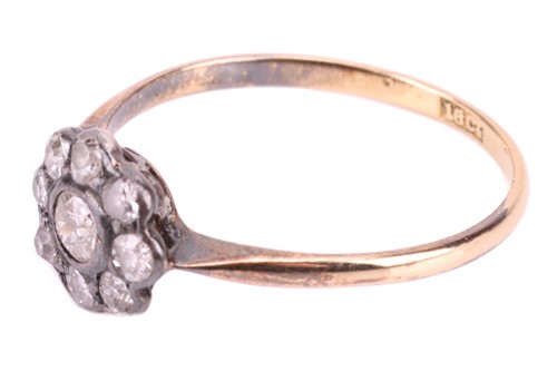 Lot 70 - An Edwardian diamond-set daisy head ring, the...