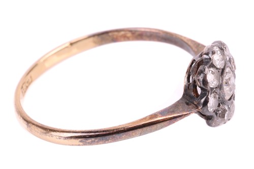 Lot 70 - An Edwardian diamond-set daisy head ring, the...