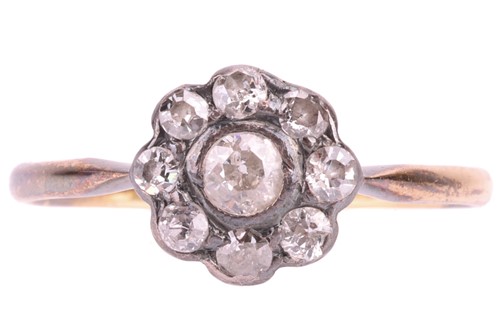 Lot 70 - An Edwardian diamond-set daisy head ring, the...