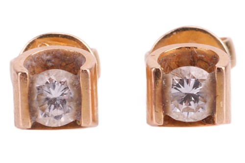 Lot 154 - A pair of diamond stud earrings, the round...