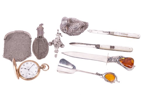 Lot 189 - A collection of items including a matching...