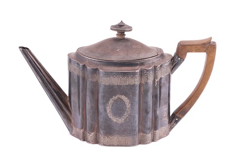 Lot 265 - A George III silver teapot, by Henry Chawner &...