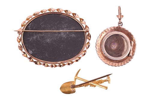 Lot 82 - A small collection of jewellery including an...