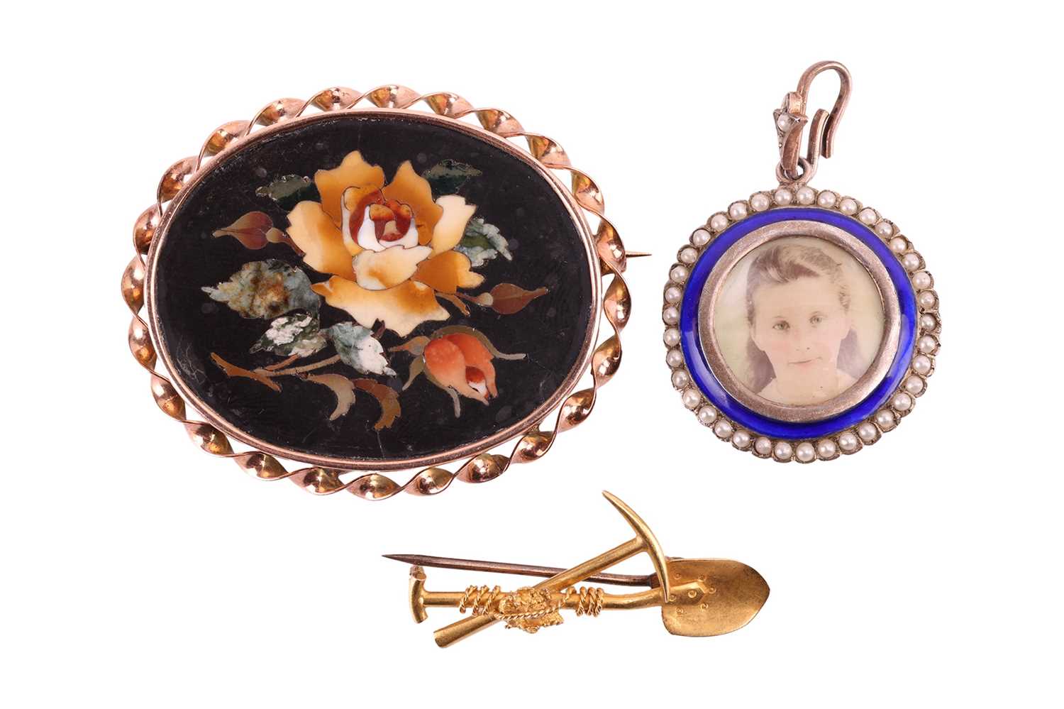 Lot 82 - A small collection of jewellery including an...