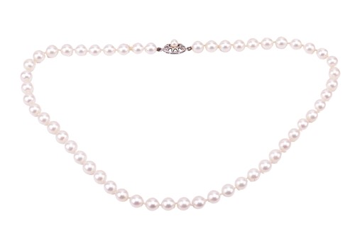 Lot 72 - A single-strand cultured pearl necklace, with...