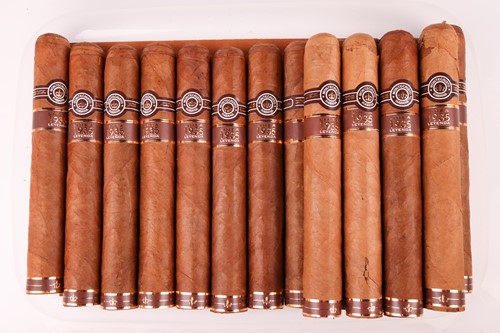 Lot 121 - Sixteen Montecristo Linea 1935 Leyenda Single...