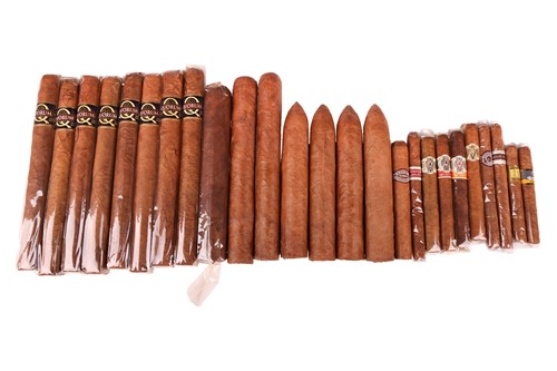 Lot 124 - Twenty Five Assorted Cuban/Nicaraguan cigars 3"...