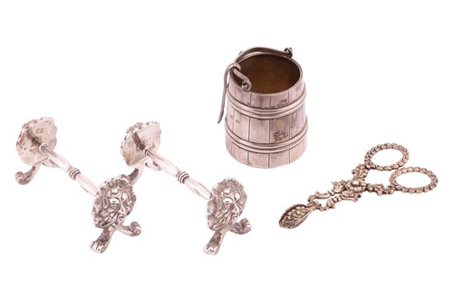 Lot 269 - A Russian silver gilt tea strainer of coopered...