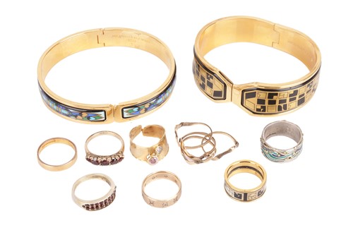 Lot 40 - A small collection of jewellery items...