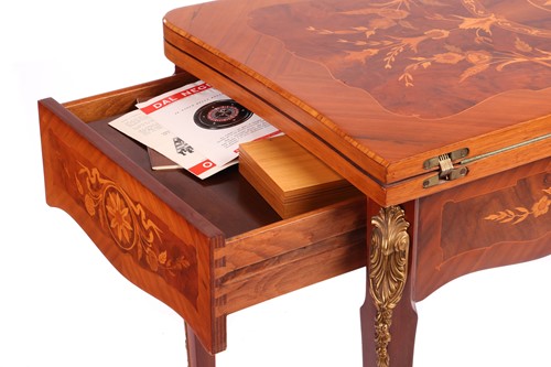 Lot 123 - An Italian Dal Negro walnut and marquetry...