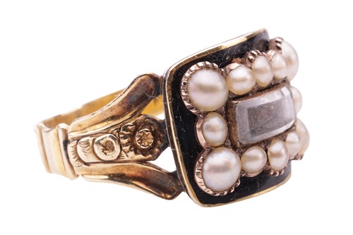 Lot 4 - An early Victorian mourning ring set with...