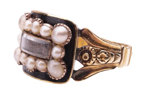 Lot 4 - An early Victorian mourning ring set with...