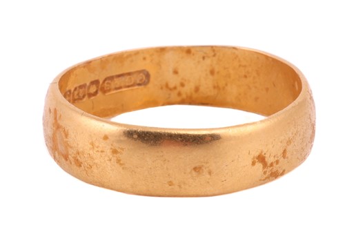 Lot 5 - A 22ct yellow gold wedding band, size P1/2,...
