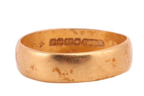 Lot 5 - A 22ct yellow gold wedding band, size P1/2,...