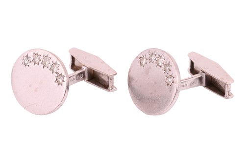 Lot 4 - A gentleman's diamond-set signet ring and...