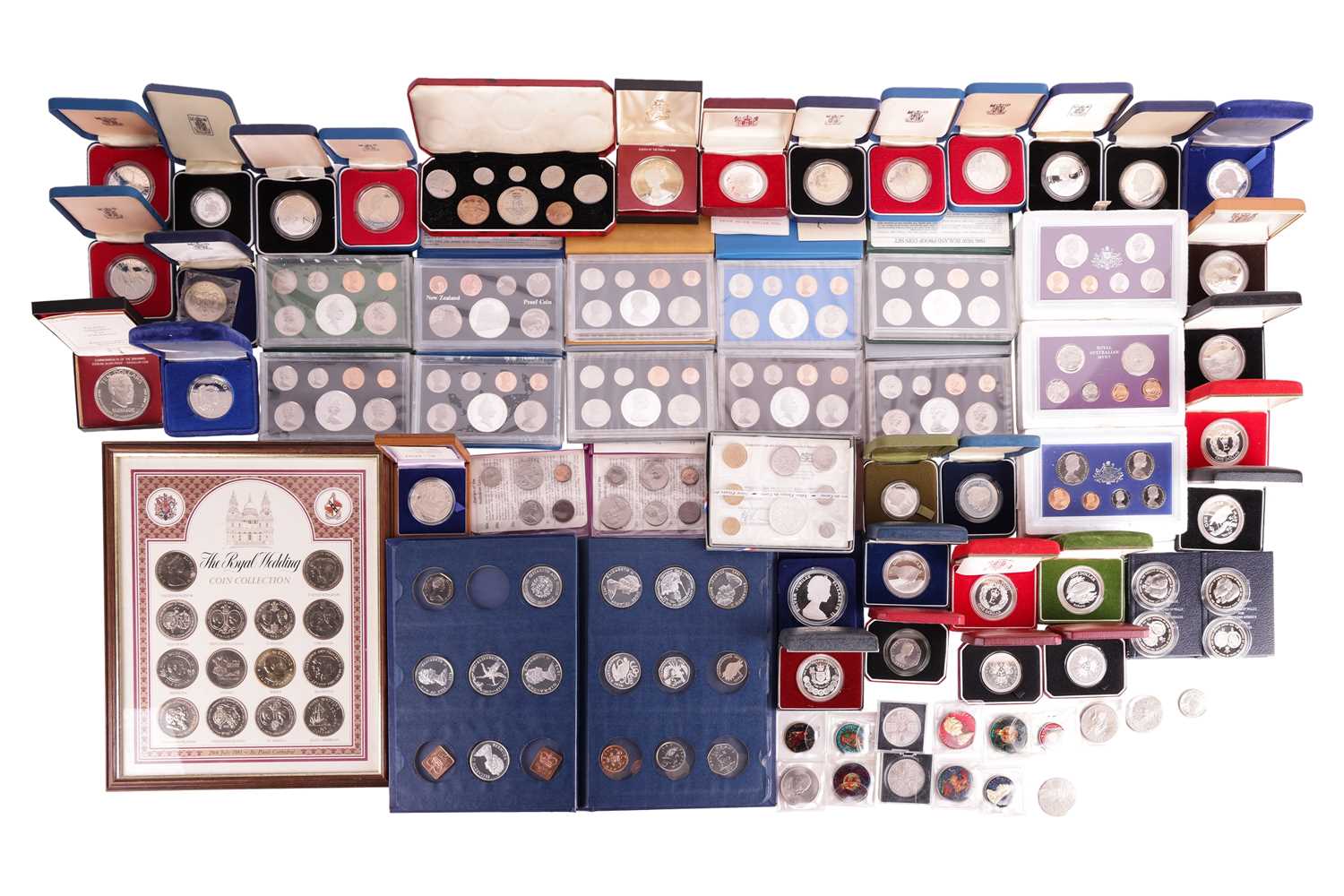 Lot 140 - A large collection of commemorative coins