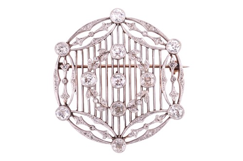 Lot 4 - An Edwardian diamond brooch circa 1910,...