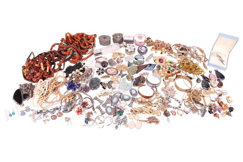 Lot 48 - A large quantity of costume jewellery...