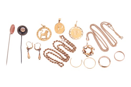 Lot 50 - A small collection of jewellery items; to...
