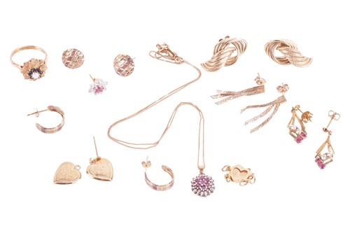 Lot 67 - A collection of jewellery items including a...
