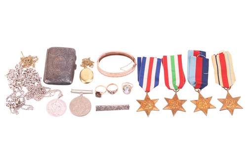 Lot 14 - A collection of items including a yellow metal...